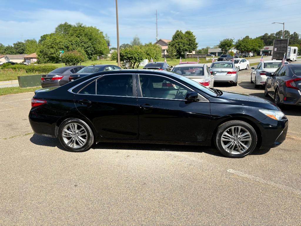 2015 Toyota Camry SE photo