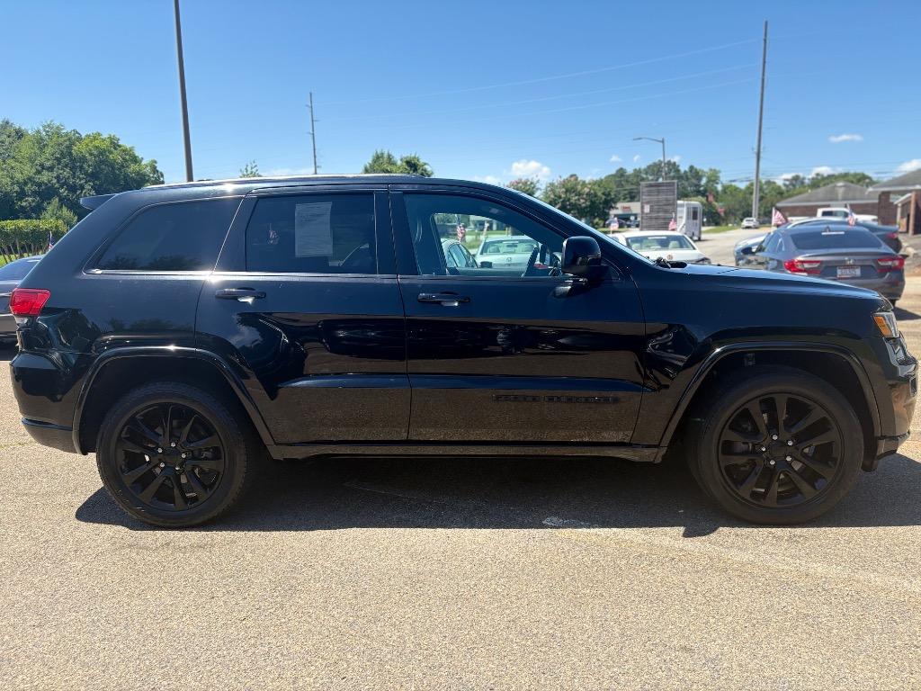 2017 Jeep Grand Cherokee Laredo photo