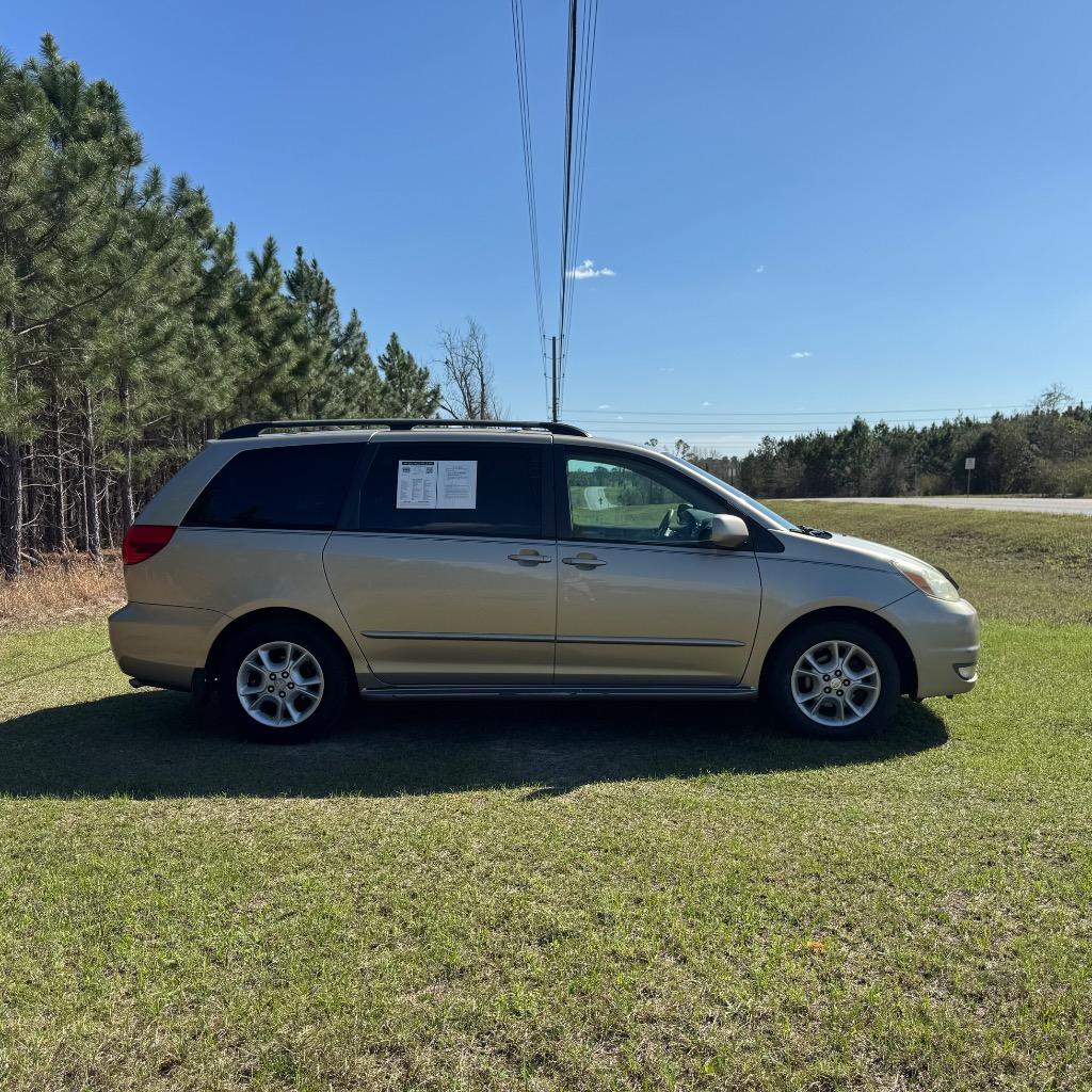 2004 Toyota Sienna - $5,900