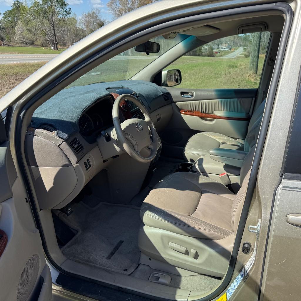 2004 Toyota Sienna - $5,900