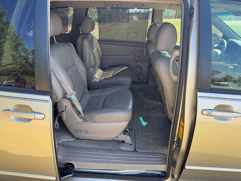 2004 Toyota Sienna - $5,900
