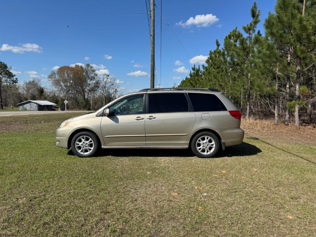 2004 Toyota Sienna - $5,900
