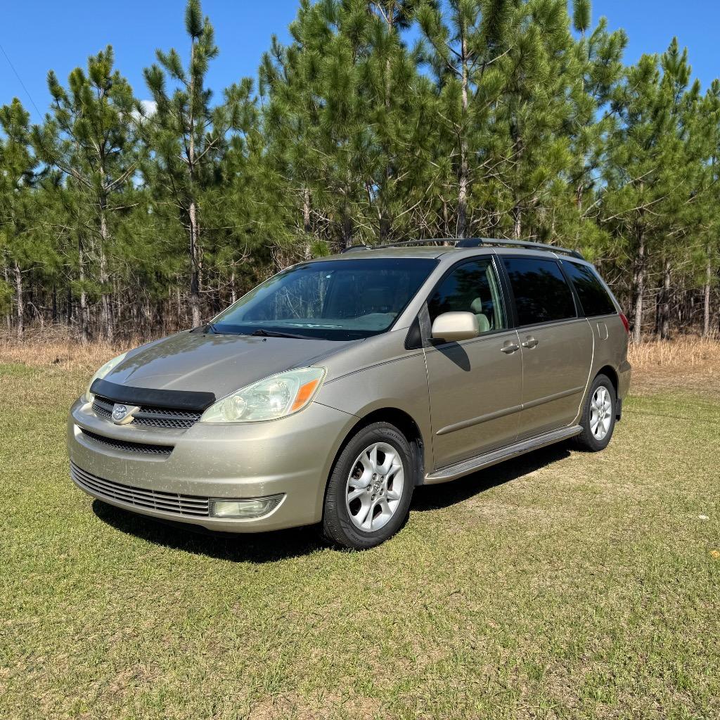 2004 Toyota Sienna - $5,900