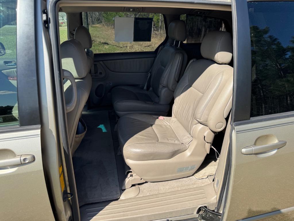 2004 Toyota Sienna - $5,900