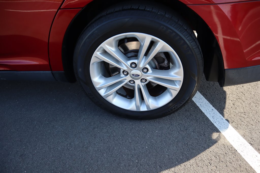 2013 Ford Taurus SEL photo