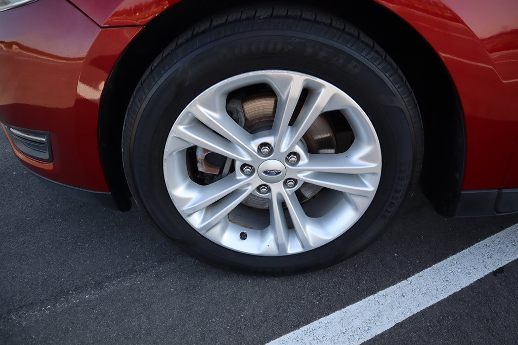 2013 Ford Taurus SEL photo