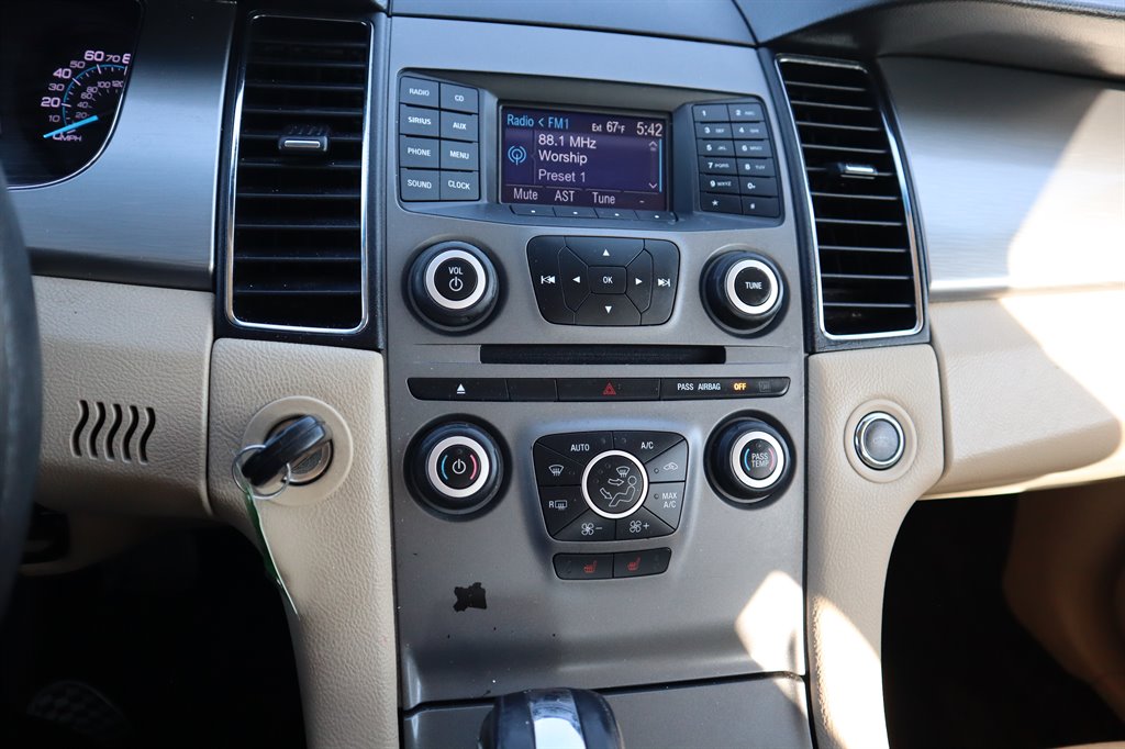 2013 Ford Taurus SEL photo