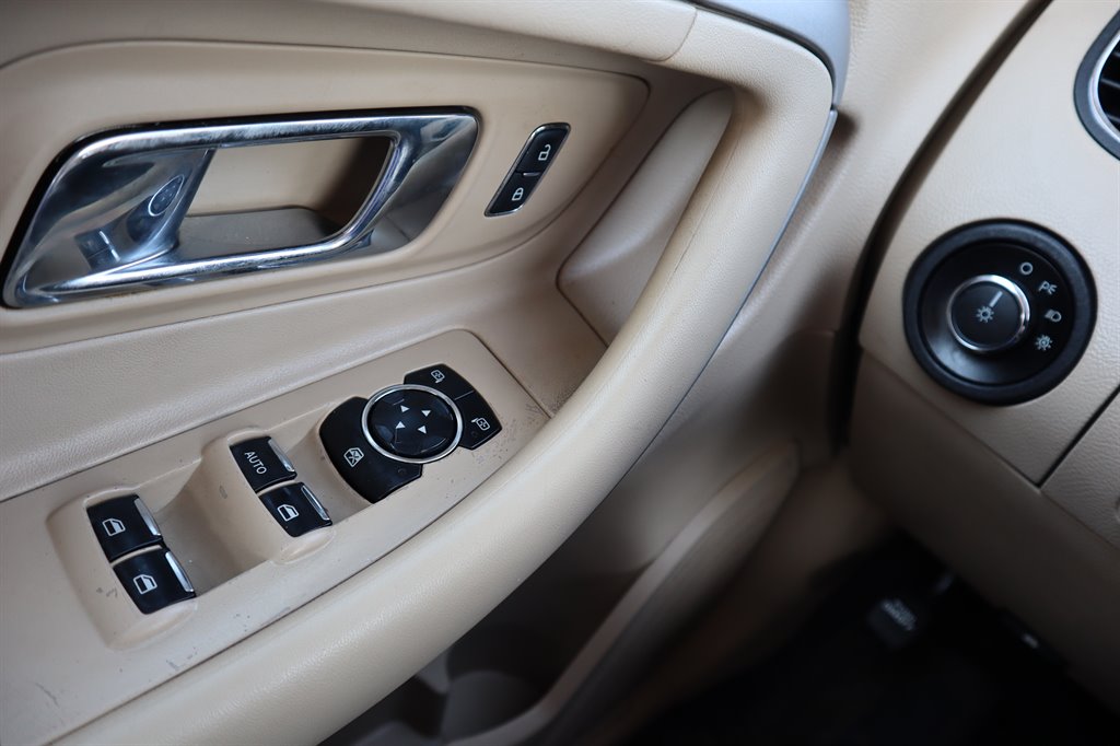 2013 Ford Taurus SEL photo