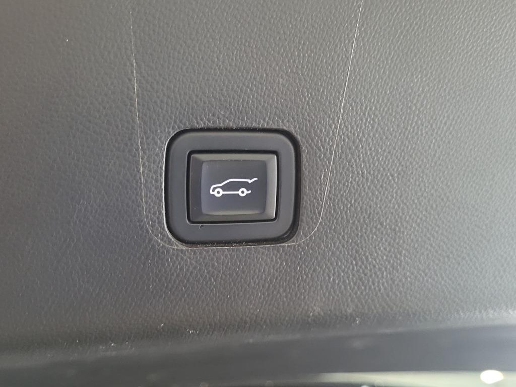 2021 Chevrolet Traverse Premier photo