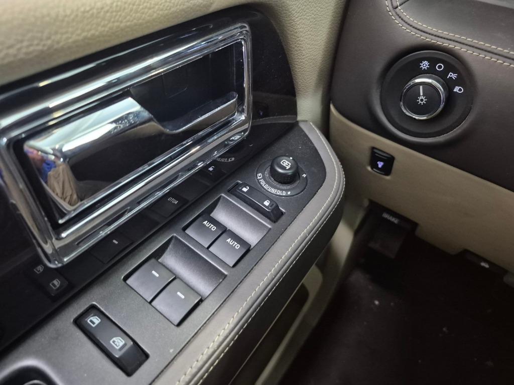 2015 Lincoln Navigator - $15,997