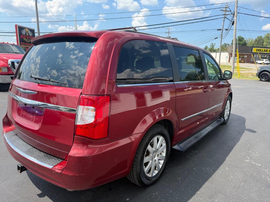 2013 Chrysler Town And Country - $7,998