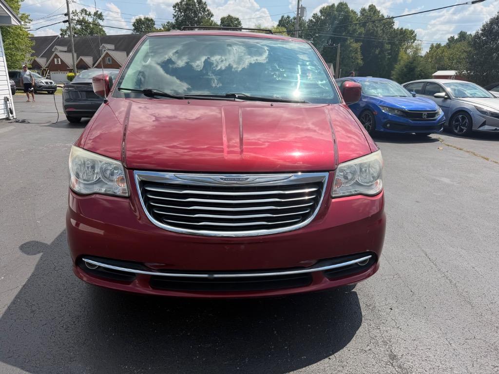 2013 Chrysler Town And Country - $7,998