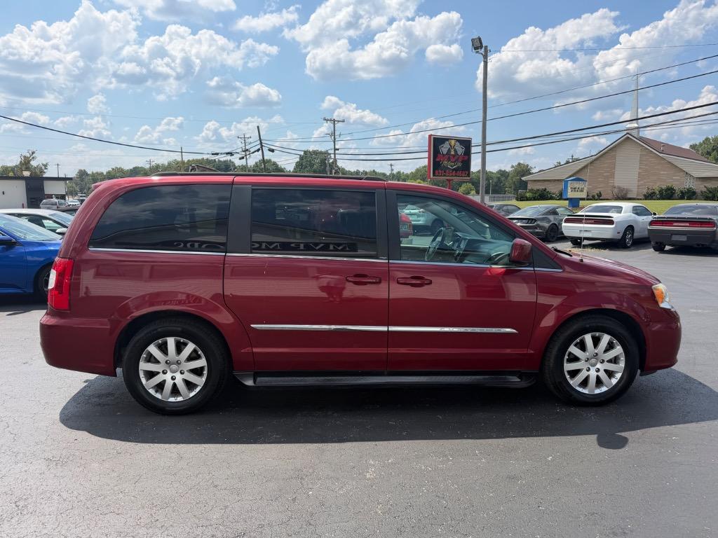 2013 Chrysler Town And Country - $7,998