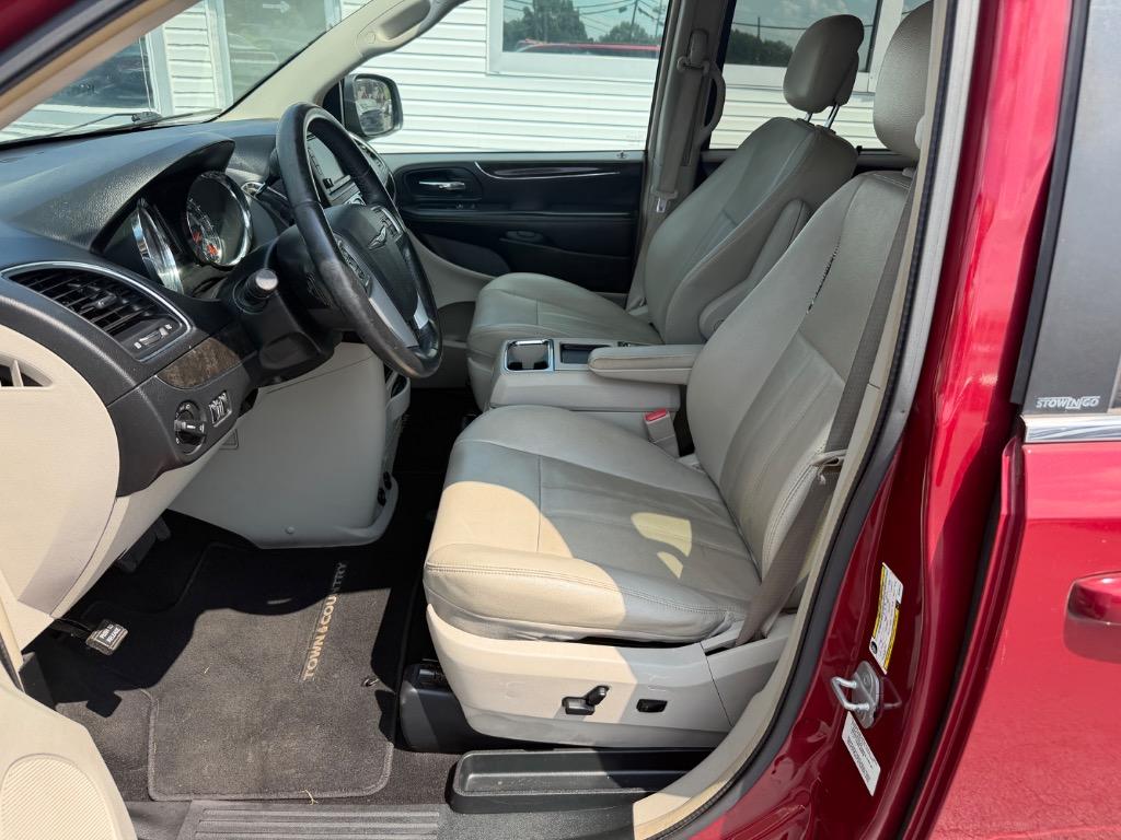 2013 Chrysler Town And Country - $7,998
