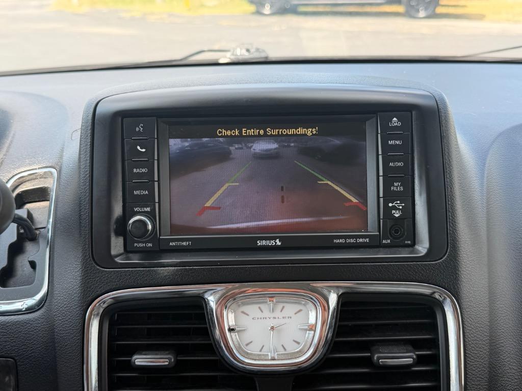2013 Chrysler Town And Country - $7,998
