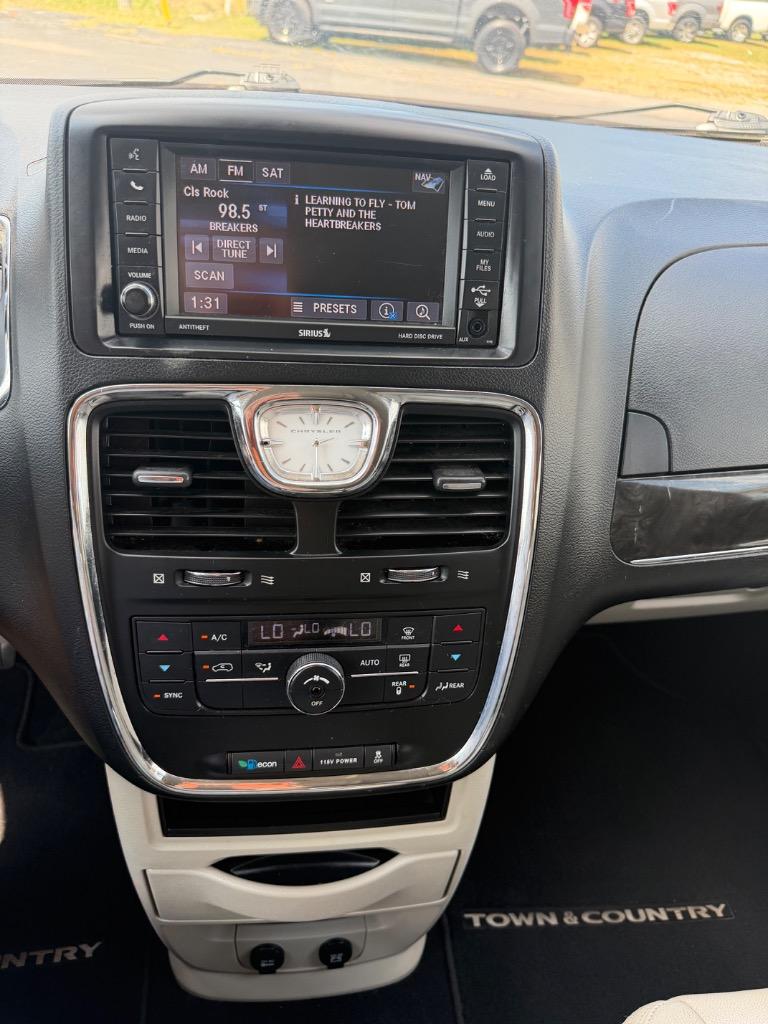 2013 Chrysler Town And Country - $7,998
