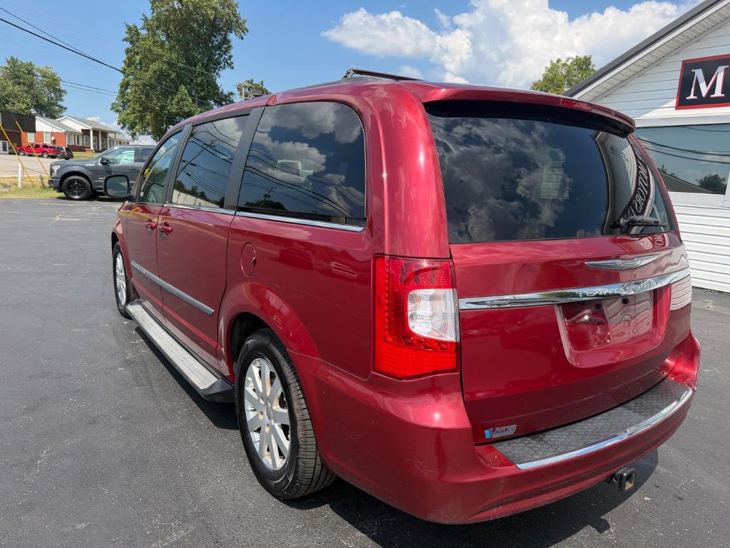 2013 Chrysler Town And Country - $7,998