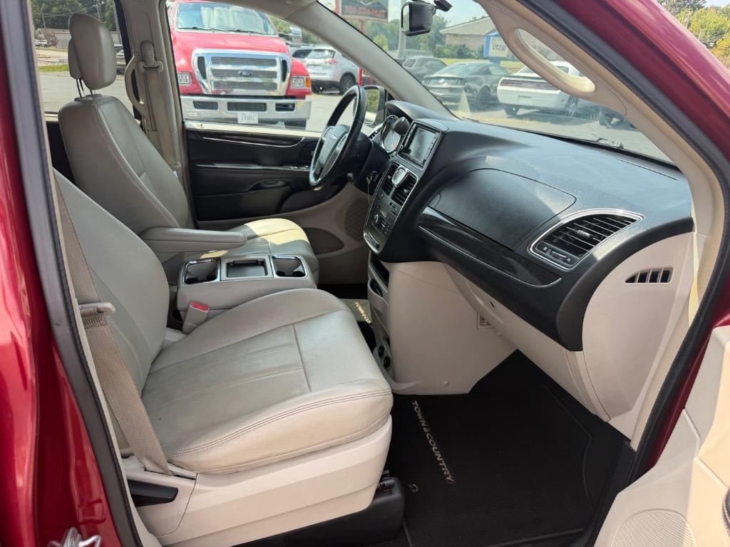 2013 Chrysler Town And Country - $7,998