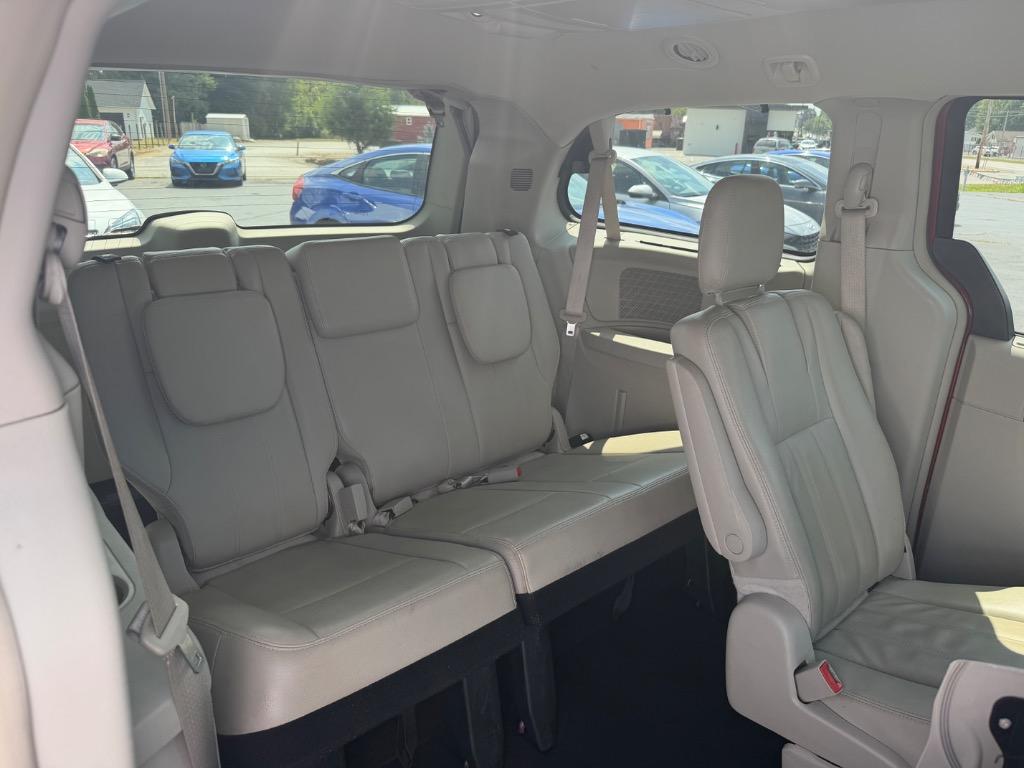 2013 Chrysler Town And Country - $7,998