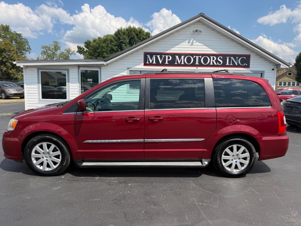 2013 Chrysler Town And Country - $7,998