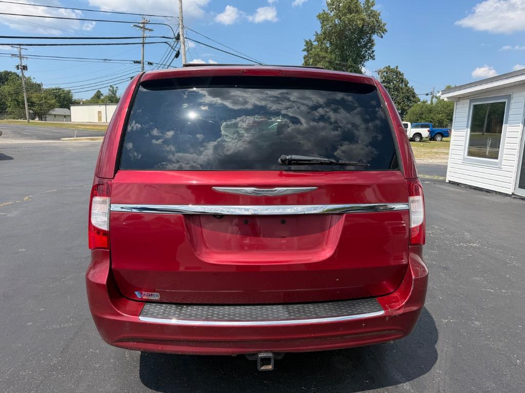 2013 Chrysler Town And Country - $7,998