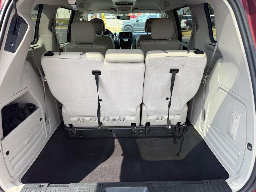 2013 Chrysler Town And Country - $7,998