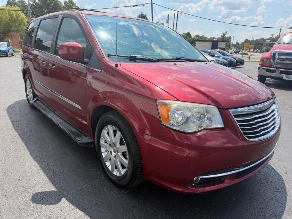 2013 Chrysler Town And Country - $7,998