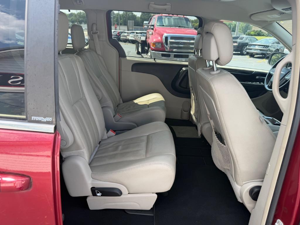 2013 Chrysler Town And Country - $7,998