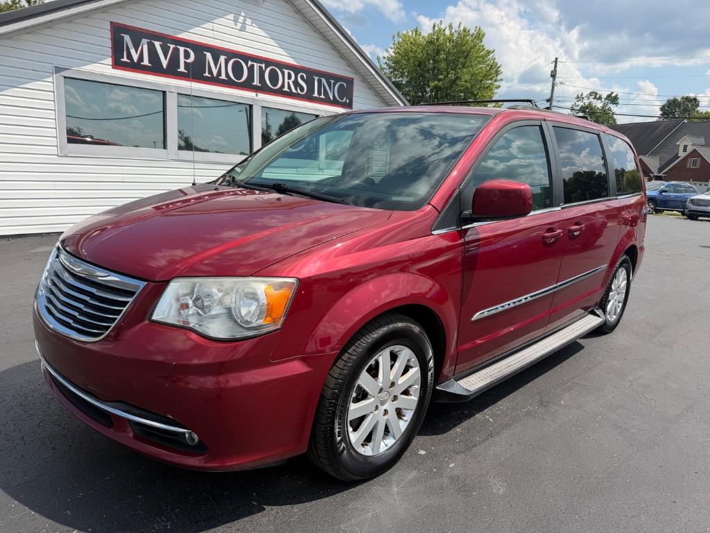 2013 Chrysler Town And Country - $7,998