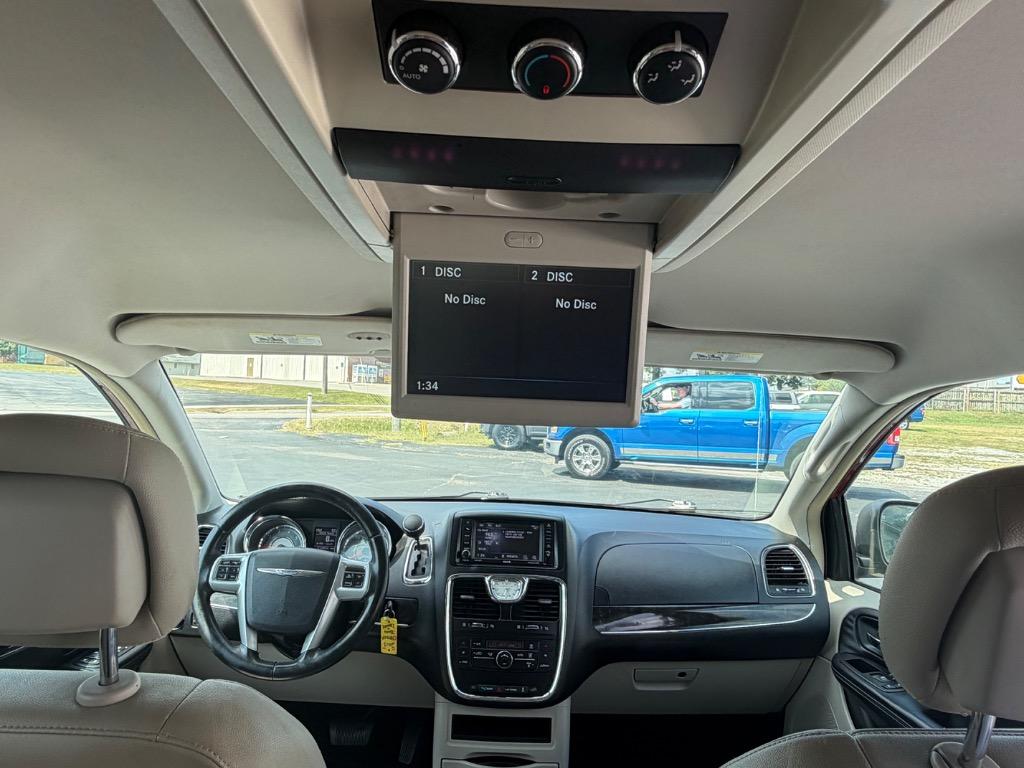 2013 Chrysler Town And Country - $7,998