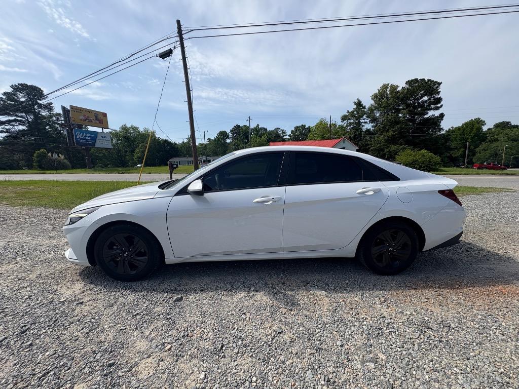 The 2022 Hyundai Elantra SEL photos
