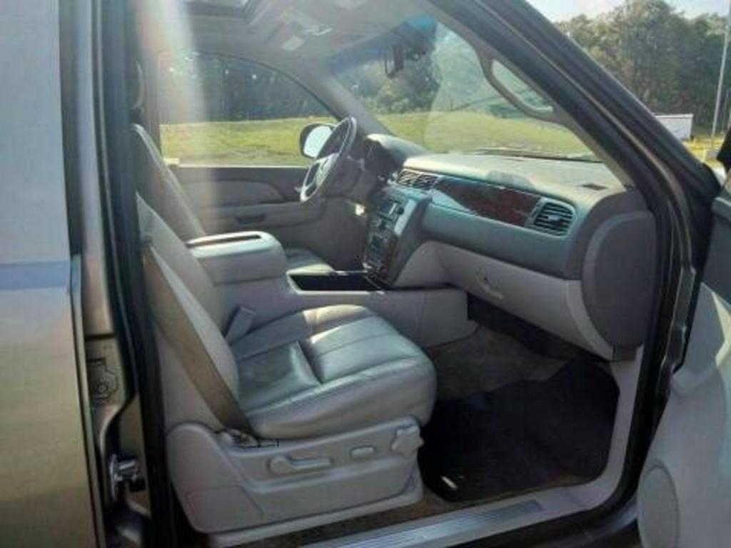 2009 Chevrolet Suburban LT 1500 photo