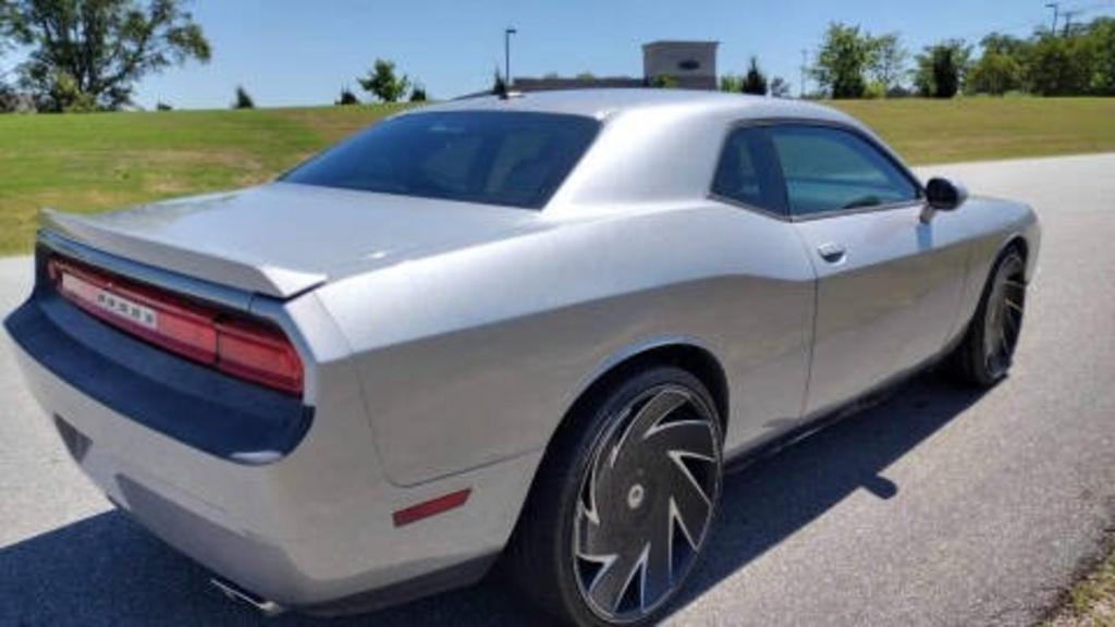 2013 Dodge Challenger SXT photo