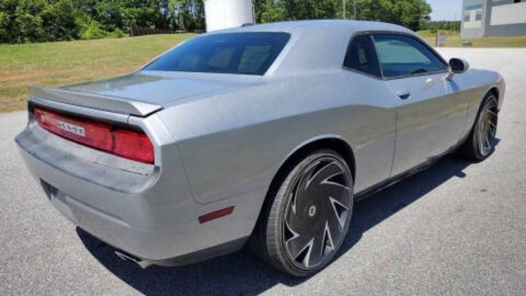 2013 Dodge Challenger SXT photo
