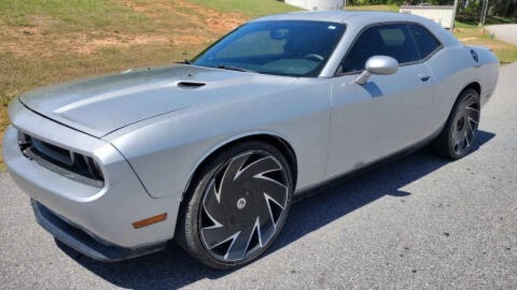 2013 Dodge Challenger SXT photo