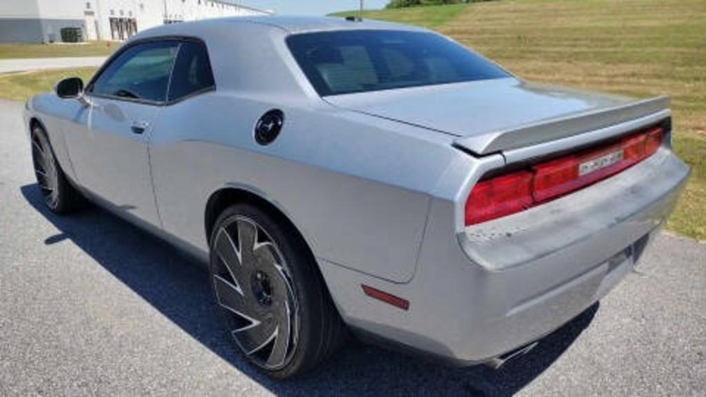 2013 Dodge Challenger SXT photo