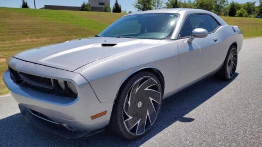 2013 Dodge Challenger SXT photo