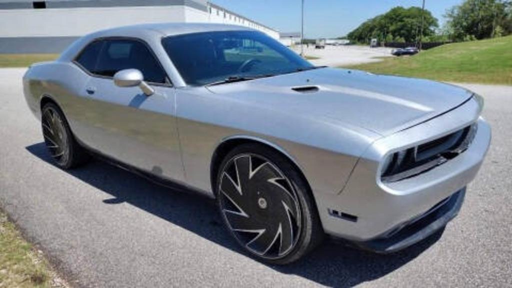 2013 Dodge Challenger SXT photo