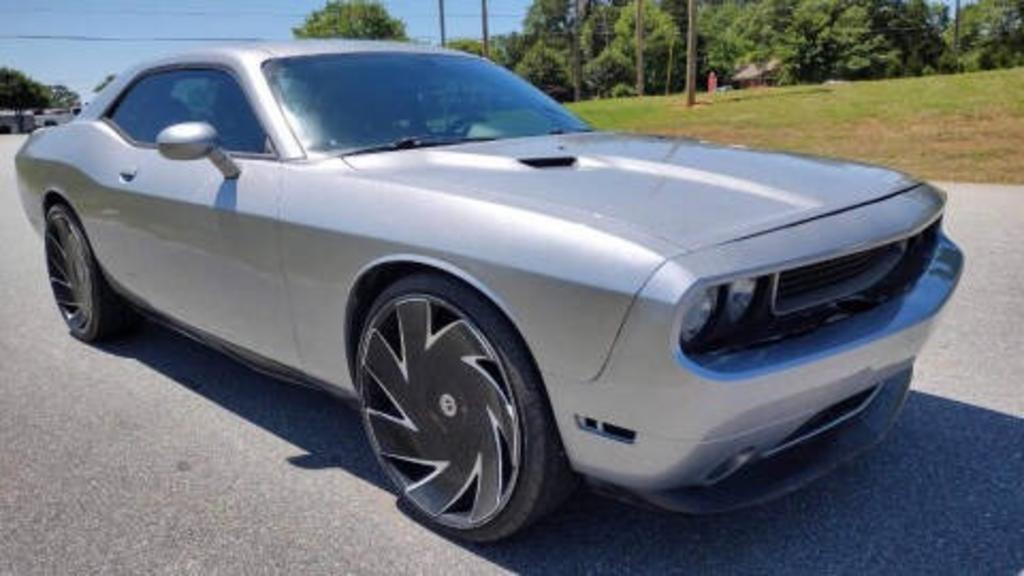 2013 Dodge Challenger SXT photo