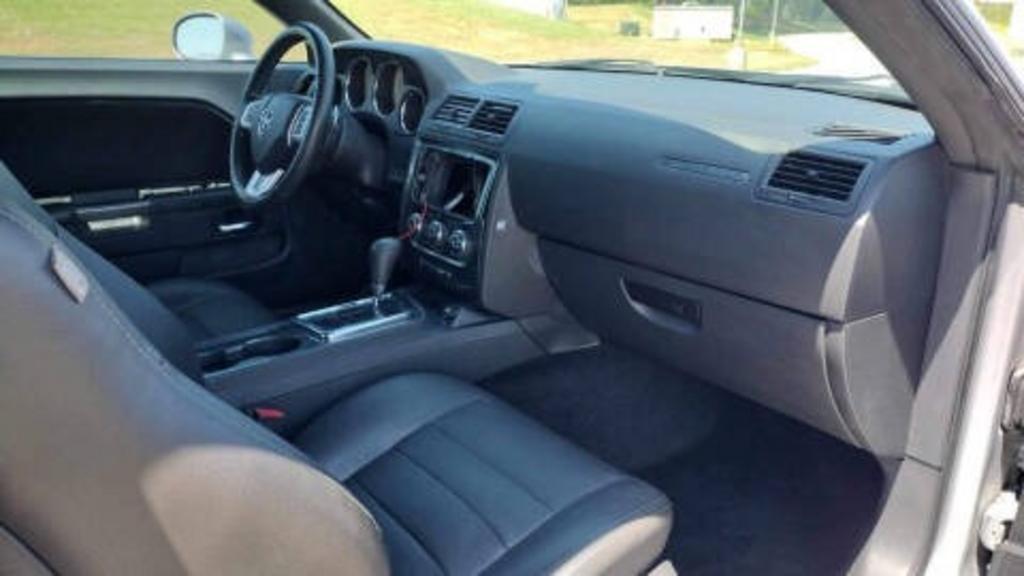 2013 Dodge Challenger SXT photo
