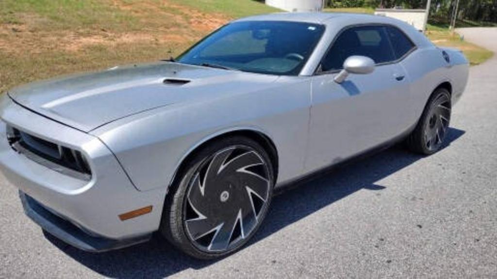 2013 Dodge Challenger SXT photo