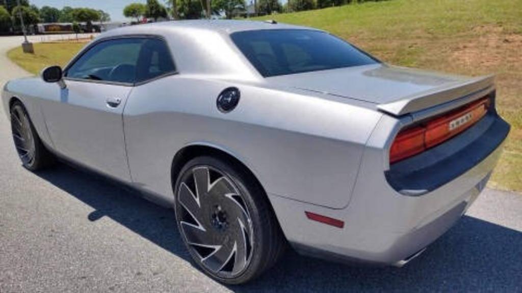 2013 Dodge Challenger SXT photo