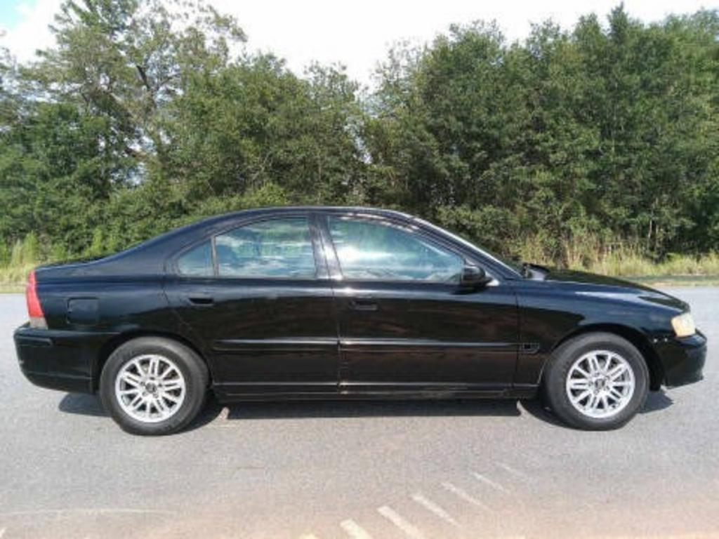2005 Volvo S60 - $1,800