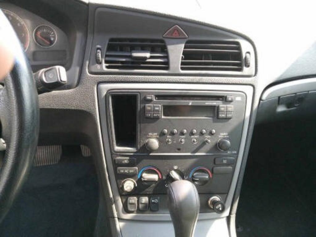 2005 Volvo S60 - $1,800