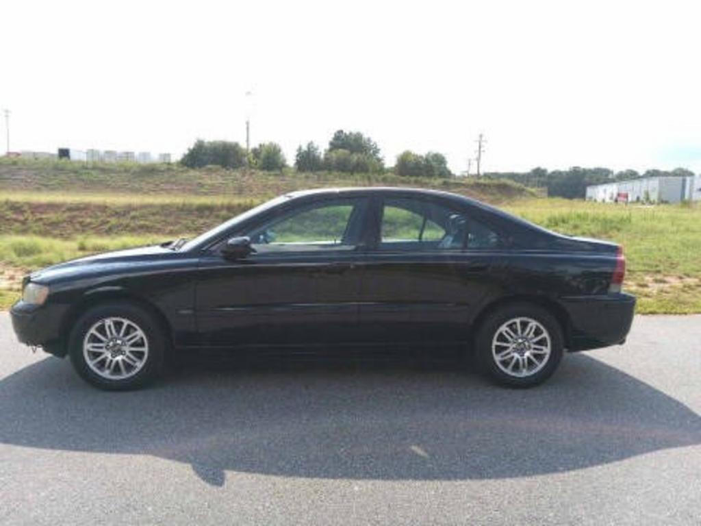 2005 Volvo S60 - $1,800