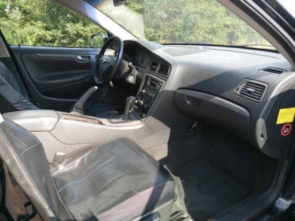 2005 Volvo S60 - $1,800