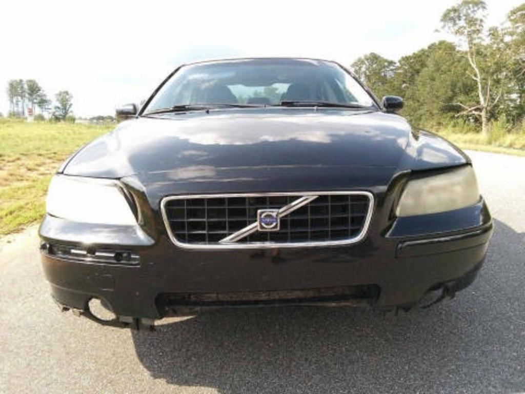2005 Volvo S60 - $1,800