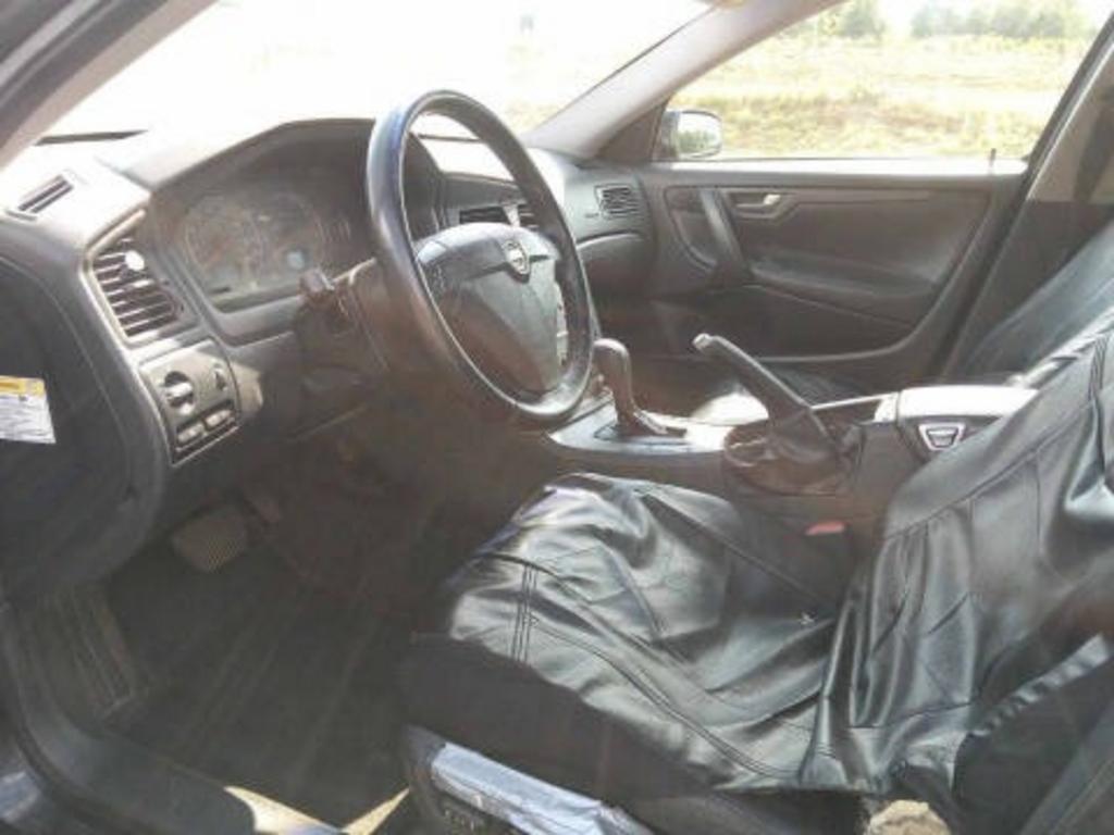 2005 Volvo S60 - $1,800