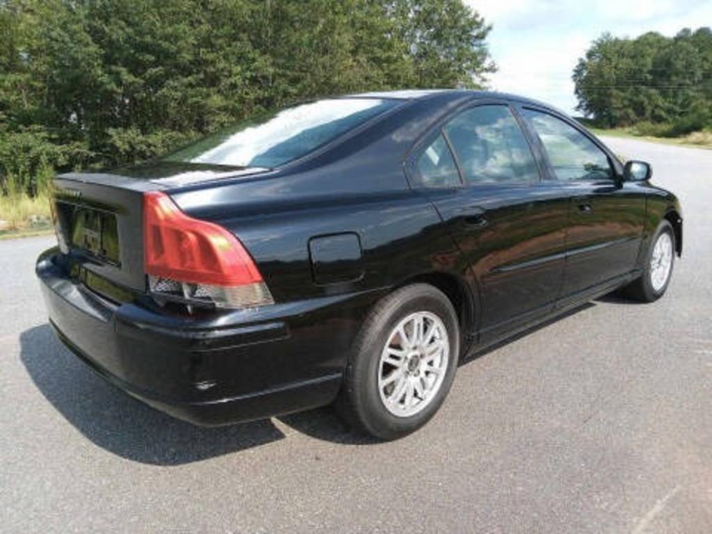 2005 Volvo S60 - $1,800