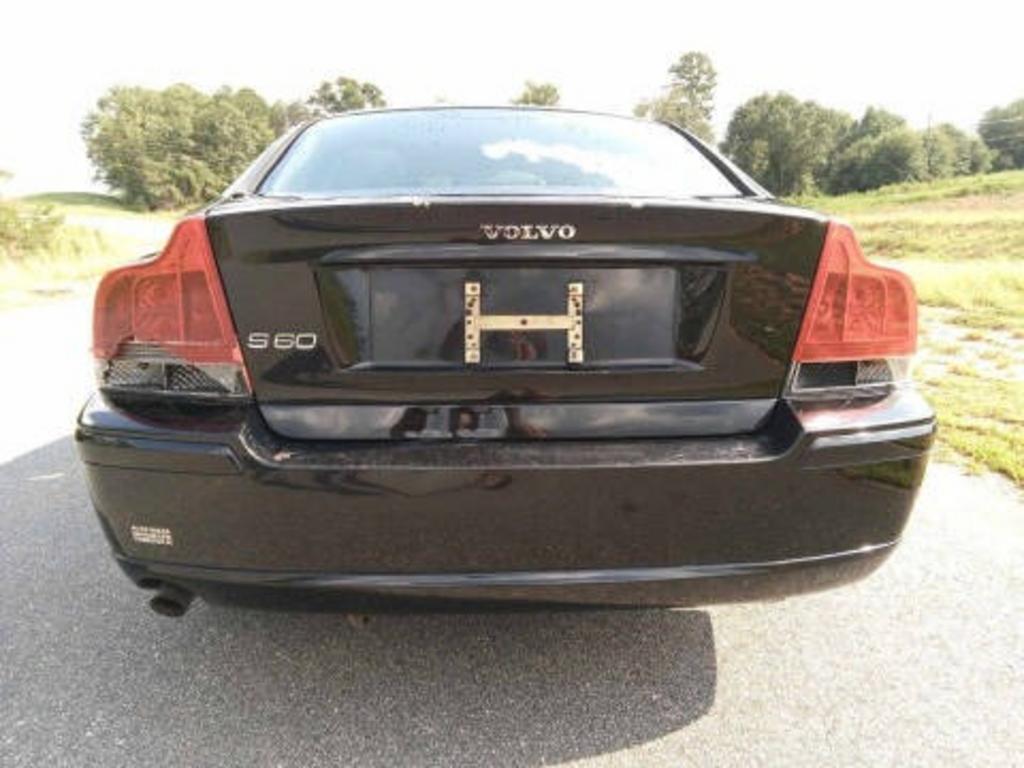 2005 Volvo S60 - $1,800